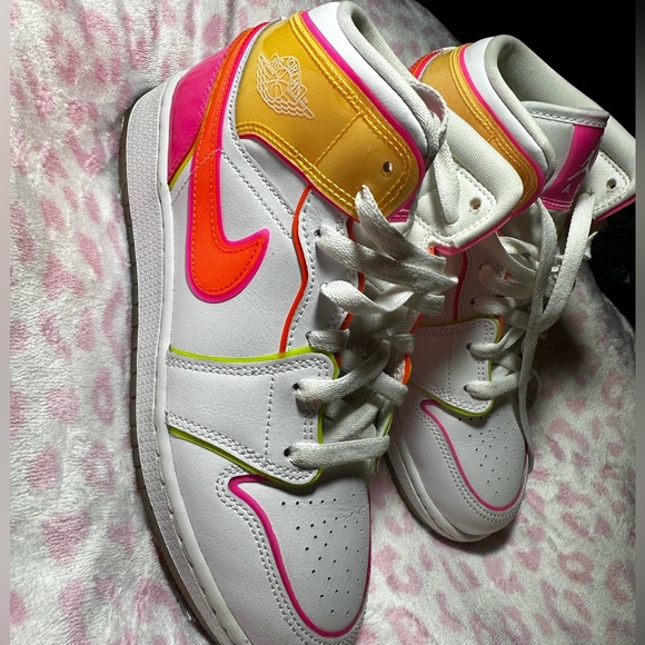 air jordan 1 mid edge glow